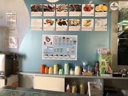 Il banco del Bar Gelateria Laguna con la lista dei gusti