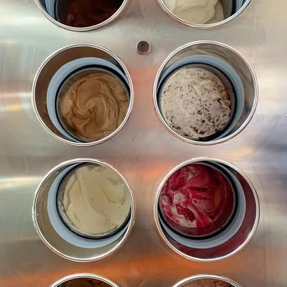 Carapine di gelato artigianale pronte nel banco della gelateria