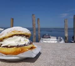 Brioche farcita con gelato artigianale e panna davanti alla Laguna