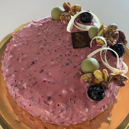 Torta gelato artigianale decorata con frutti di bosco e pistacchio