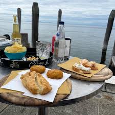 Aperitivo e cicchetti sul tavolino esterno