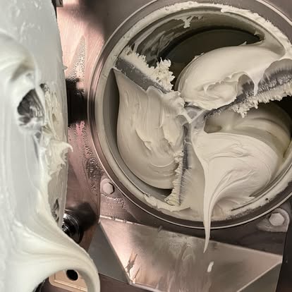Mantecatore in lavorazione con gelato bianco cremoso
